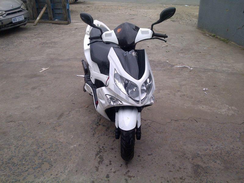 Kawasaki Scooter 125cc...auto...R10 000...contact 0834103772