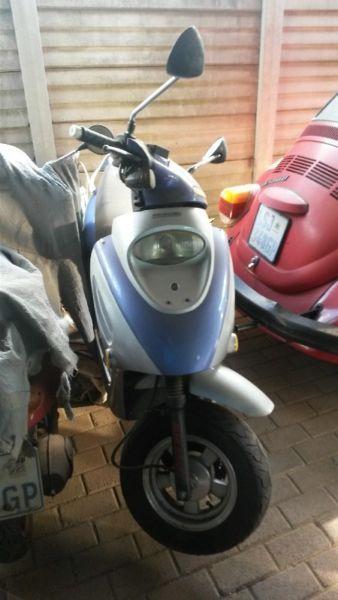 Scooter for sale. R2500. Engin in running condition. Battery and body needs attention