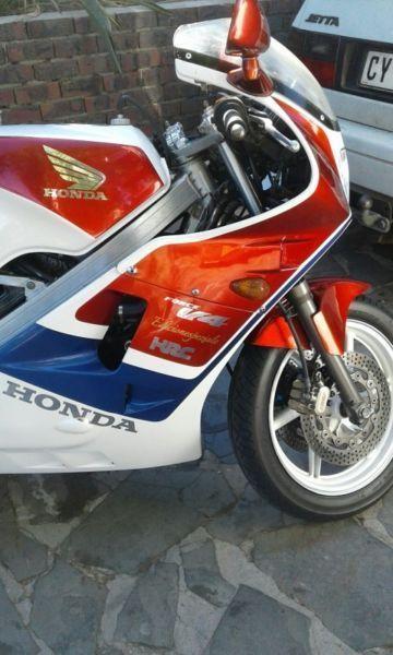 2009 Honda VFR 400cc - R35 000.00