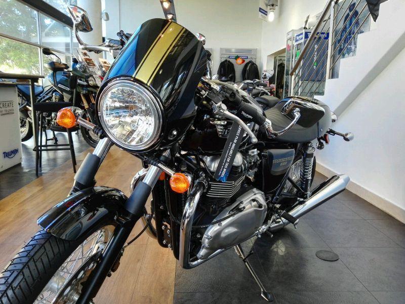 Brand new Triumph Thruxton 900cc with ONLY 800km! Save R15000