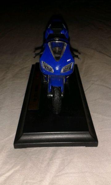 Model bike yamaha yzf-r1