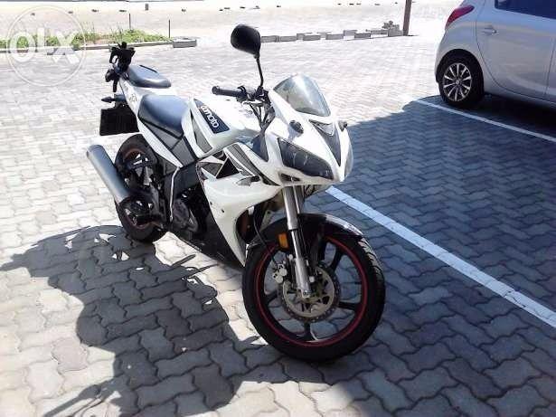 Gomoto ZR200 motorcycle for sale.Black and white in colour