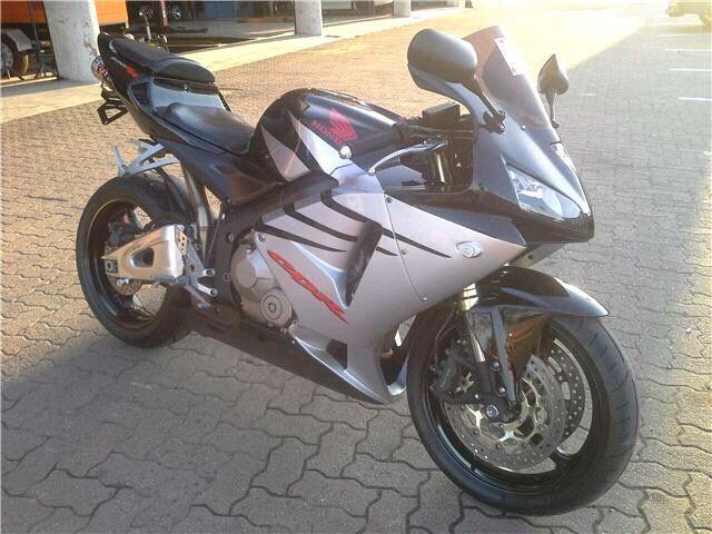 2006 HONDA CBR 600RR. IMMACULATE CONDITION AND ONLY 21 000KM