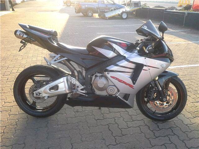 2006 HONDA CBR 600RR. IMMACULATE CONDITION AND ONLY 21 000KM