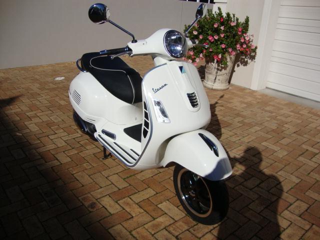 2015 Vespa GTS 300ie Super - BRAND NEW - Only 650 Kms !!!!!!!!!!!!