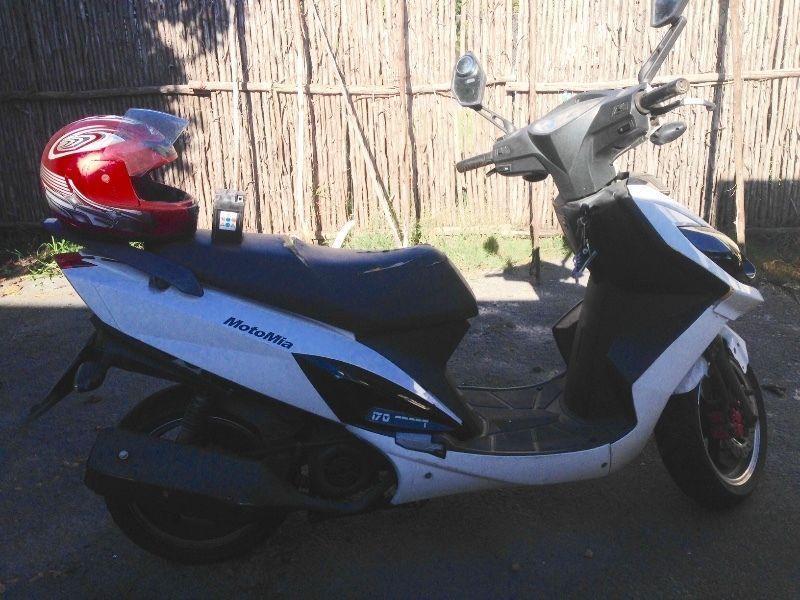Moto Mia 170 sport with helmet and spare battery