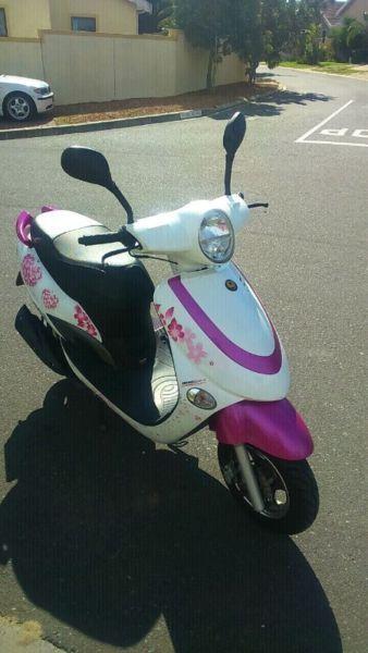 GO MOTO SCOOTER ( ONE LADY OWNER)