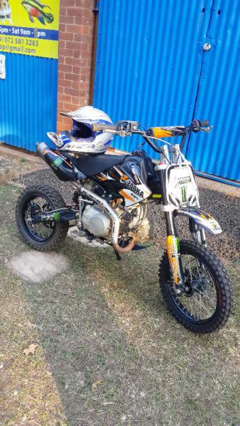EXCELLENT CONDITION - CR 125 OFF-ROAD BIKE WITH HELMET AND SHIN GUARD