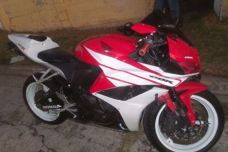2007 cbr 600rr fsh with a lot of extras