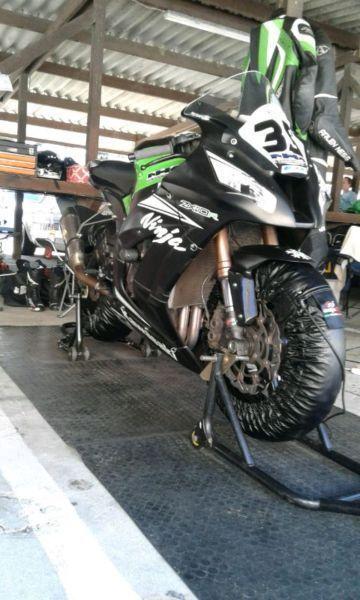 2011 Kawasaki zx10r race bike