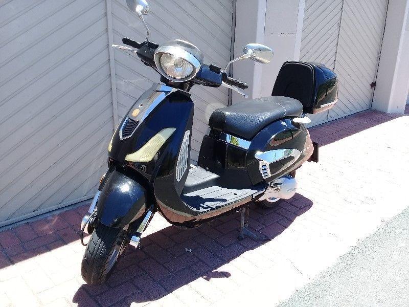 2014 Jonway Veterano 125cc retro Vespa lookalike fully automatic scooter- Only 5,400 kms