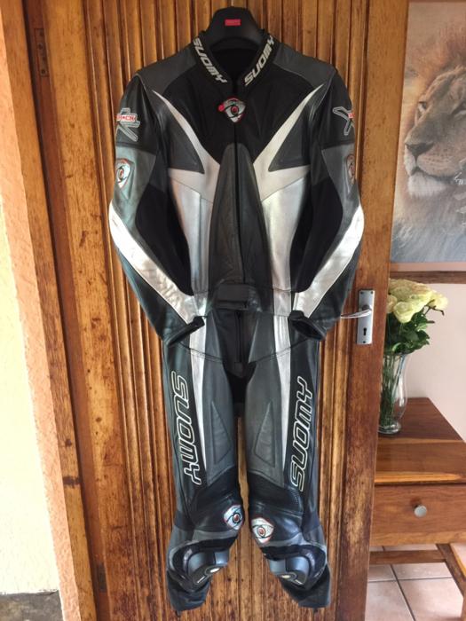 Suomi leathers, gloves & spine protector