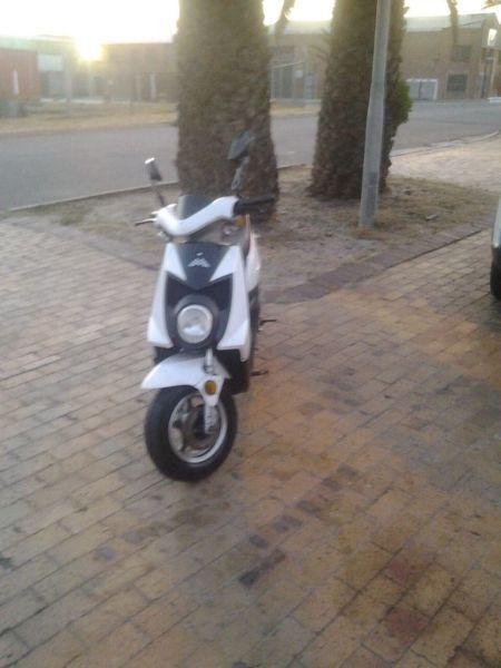 Scooter .excellent condition runs like new ,, good fuel saver