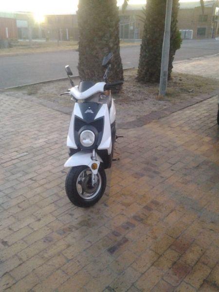 Scooter .excellent condition runs like new ,, good fuel saver