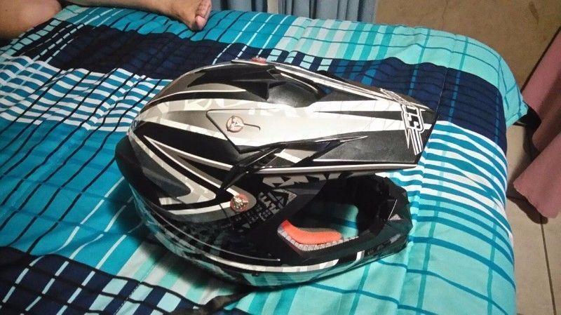 Off-road motorcycle helmet