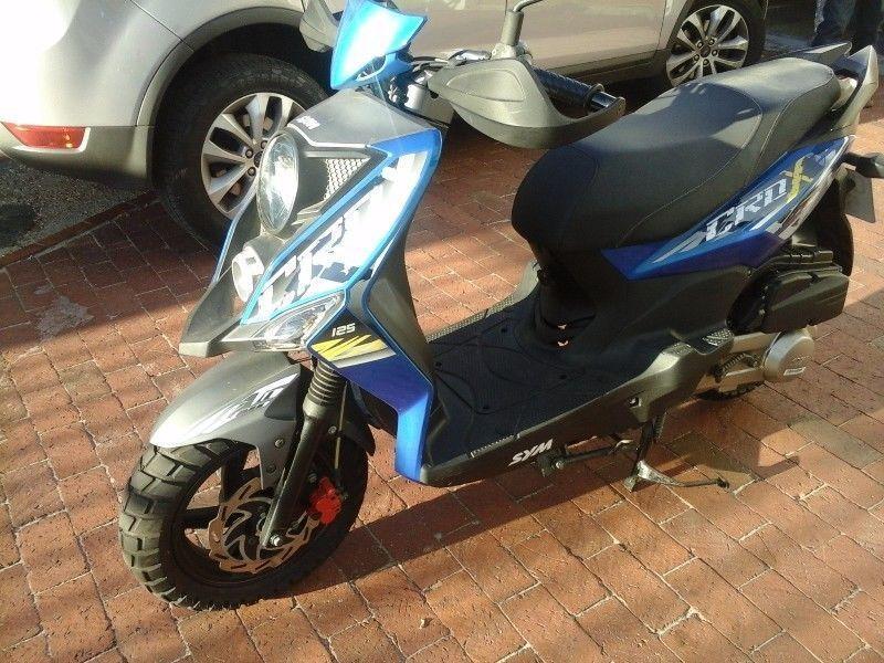 2014 SYM SCOOTER IN EXCELLENT CONDITION. 5700km's. R12000 negotiable