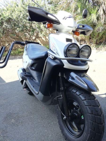 2009 Yamaha BWS scooter with surf racks