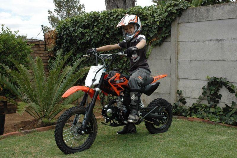 125cc Big Boy pitbike (with 2x helmets, 2x Boots included)
