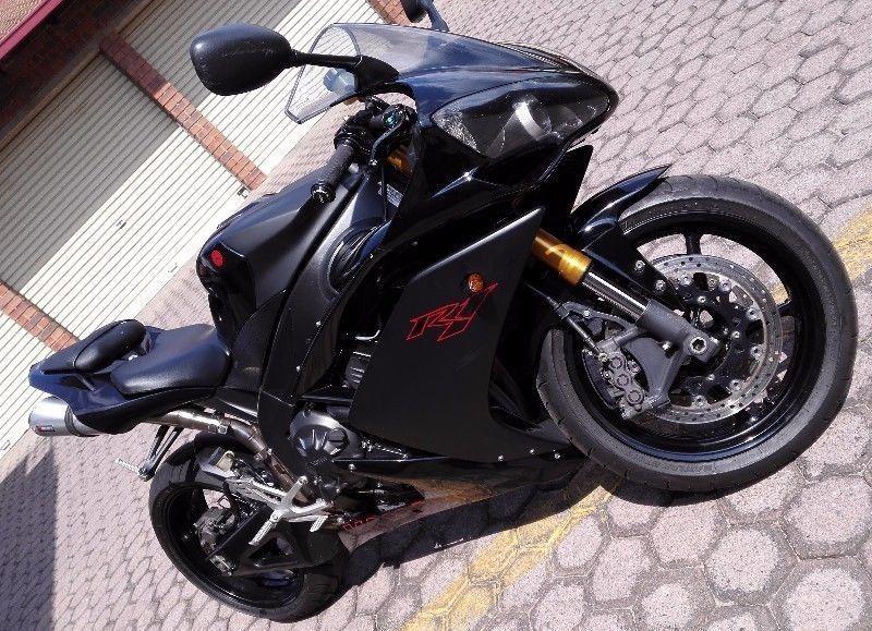 2008 Yamaha YZF-R1 in great condition with low kilos
