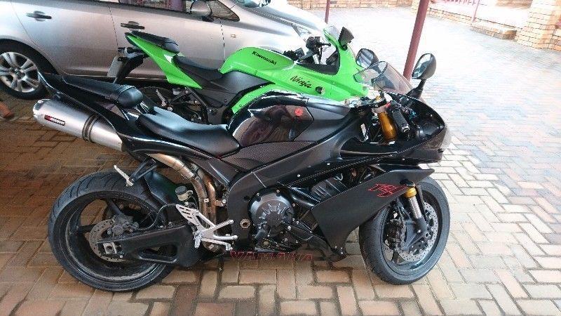 2008 Yamaha YZF-R1 in great condition with low kilos