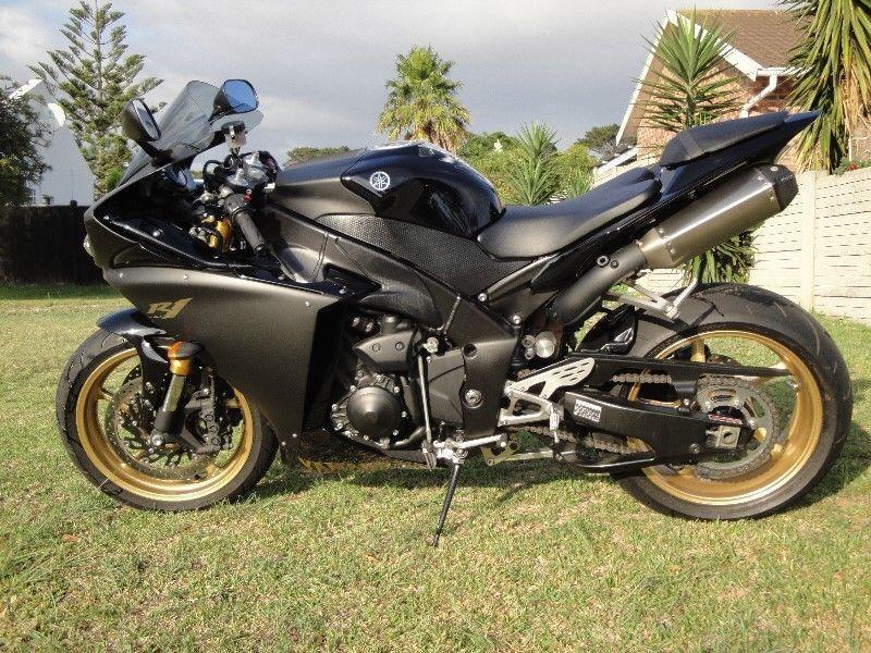 2010 Yamaha YZF-R1 in pristine condition