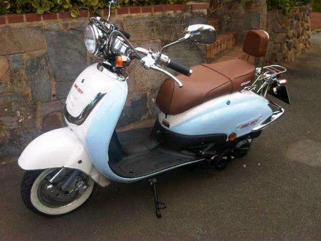 Brown and white Big Boy Scooter 1500 For R800