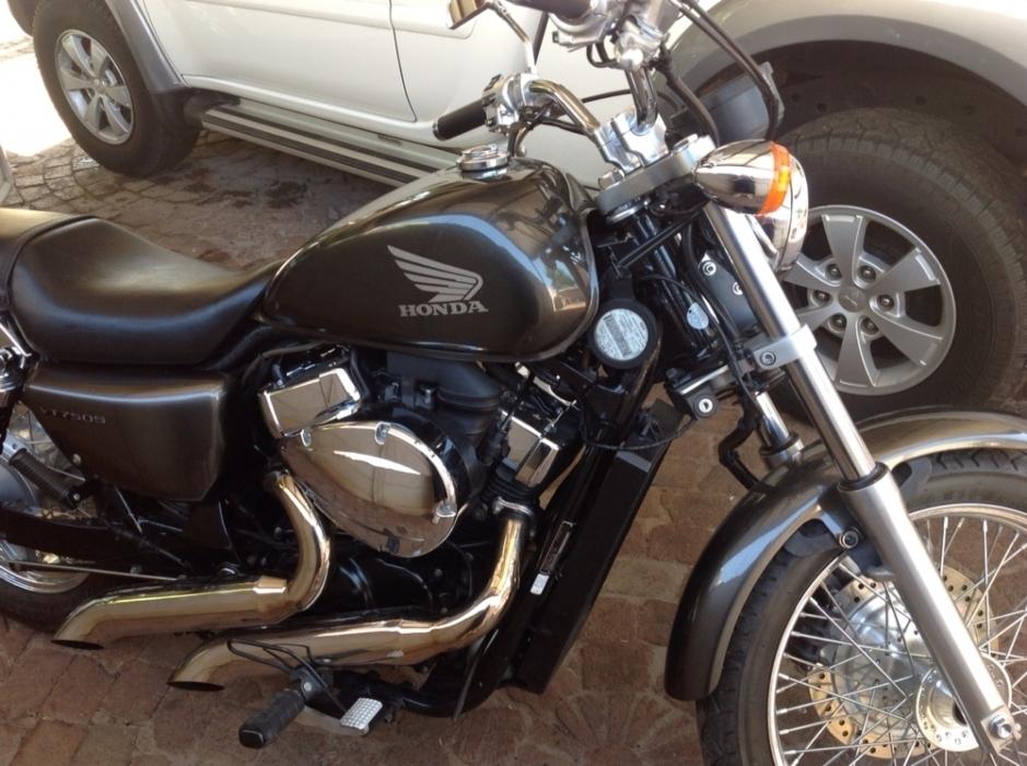 Honda Shadow VT 750 RS with Custom exhaust system