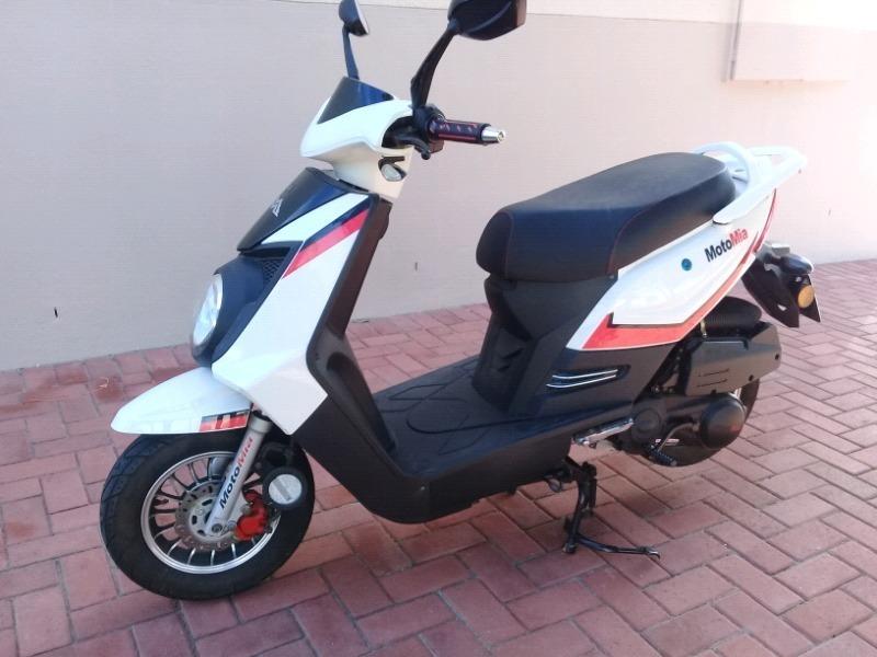 Motomia Beretta 125cc fully automatic scooter- twist and go