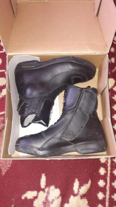 Berik boots size 6 unisex