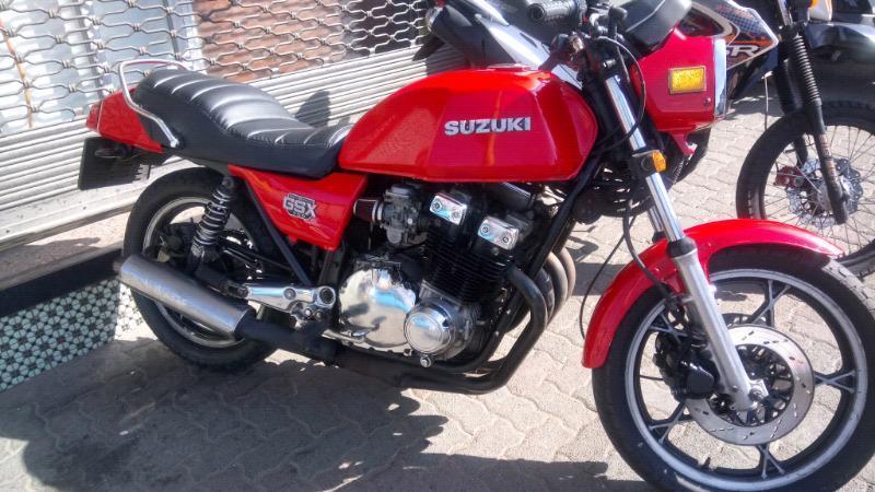 1985 Suzuki GSX750 doch 16 valves classic