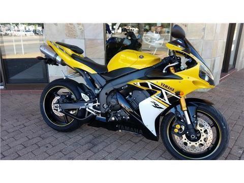 YAMAHA R1
