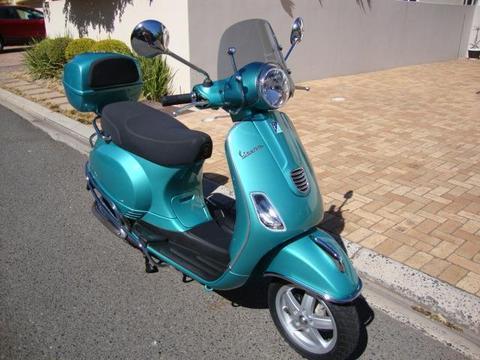 2014 Vespa LX 150 - 1 Owner - Only 1,000 Kms ; Lots of Extras !!