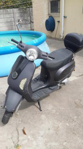 Motomia Capri 150cc scooter with 2 helmets and back bin