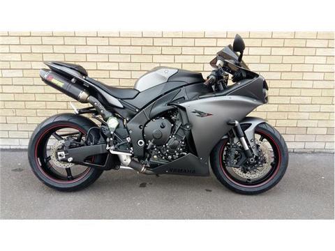2013 YAMAHA YZF-R1 WITH AKROPOVIC PIPES