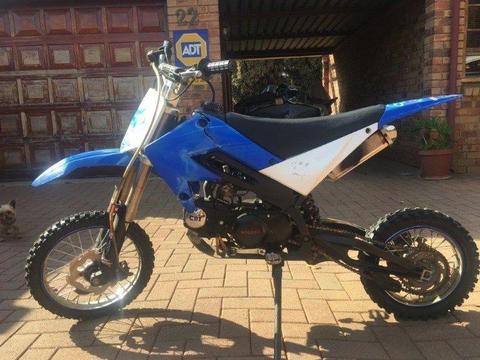 NO LImit 125 cc pit bike - excellent condition - INCL KIT BOYS 13-16 OR MENS SMALL