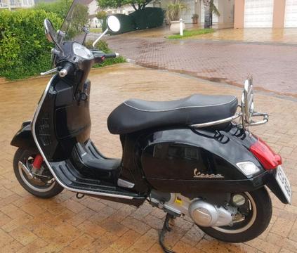 Vespa 300 GTS .....Scooter carrier screen akcrapovic fsh black must se