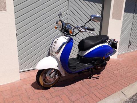 2014 Motomia Milano 150cc Retro fully automatic scooter. Only 600km's