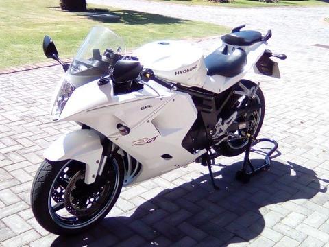 2017 Hyosung , GT650R , fuel-injected, v-twin, Spotless Condition! 2800 km