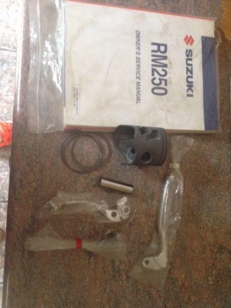 2 x Suzuki RM 250,New piston,rings,gudgen pin with bearing,clutch leaver,brake lever