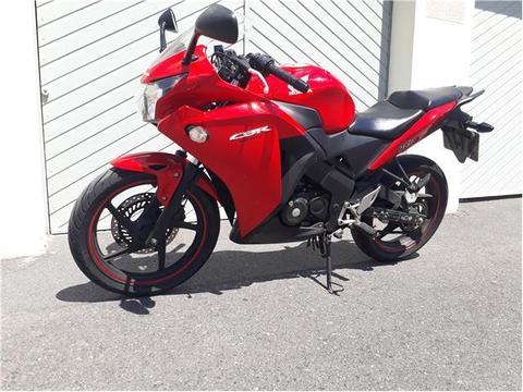 2015 Honda CBR125R, in good condition- service history, and spare key
