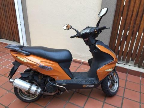 Scooter gomotor