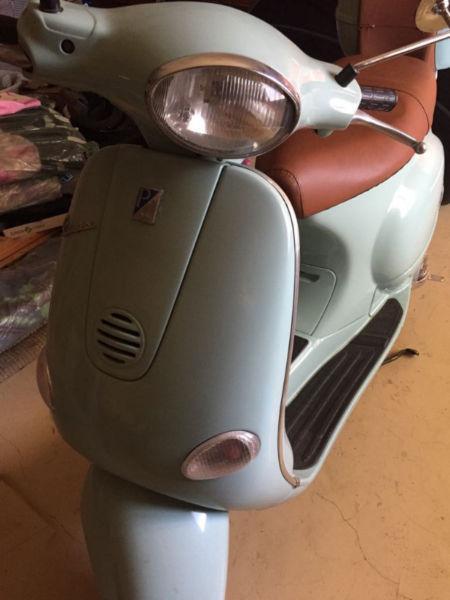 2004 Vespa ET8 150cc - recently refurbished and resprayed - very ligth in petrol