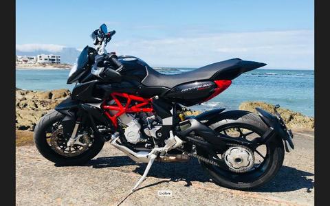 MV Agusta Rivale 800cc, Trepistoni