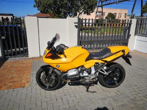 BMW R1100S for R35000-00 with panniers and free BMW Carbon Fibre Helmet