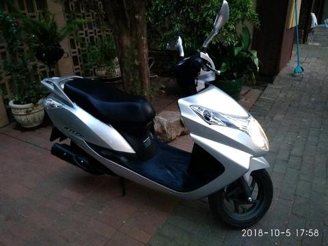2018 Honda Elite 125cc scooter, Metallic Silver