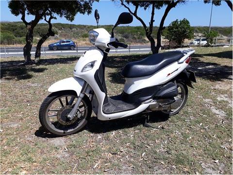 2016 Sym Symphony 125cc fully automatic scooter, awesome condition- only 7300km's