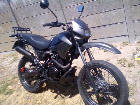 Honda Bross with 200cc with another Scrambler with paper's R9000