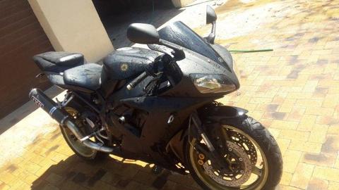 Yamaha YZF-R1 2003 1000 cc mat black and gold