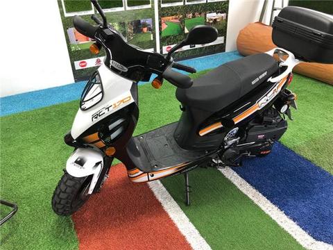 2019 Big Boy RCT Sportsflight 170cc scooter, as brand new- only 100km's with topbox and helmet 