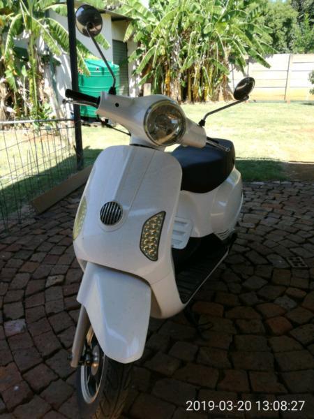 150cc MotoMia Capri Scooter (White) - Great Condition  